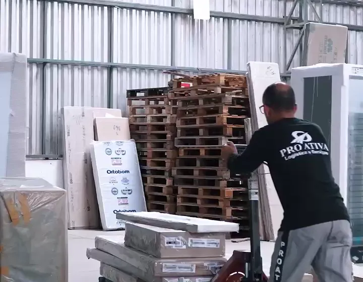 Colaborador da Pro Ativa movimentando paletes com paleteira