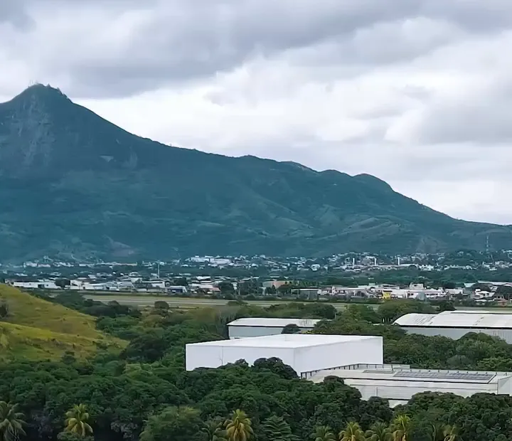 Vista aérea de Governador Valadares com o Pico da Ibituruna